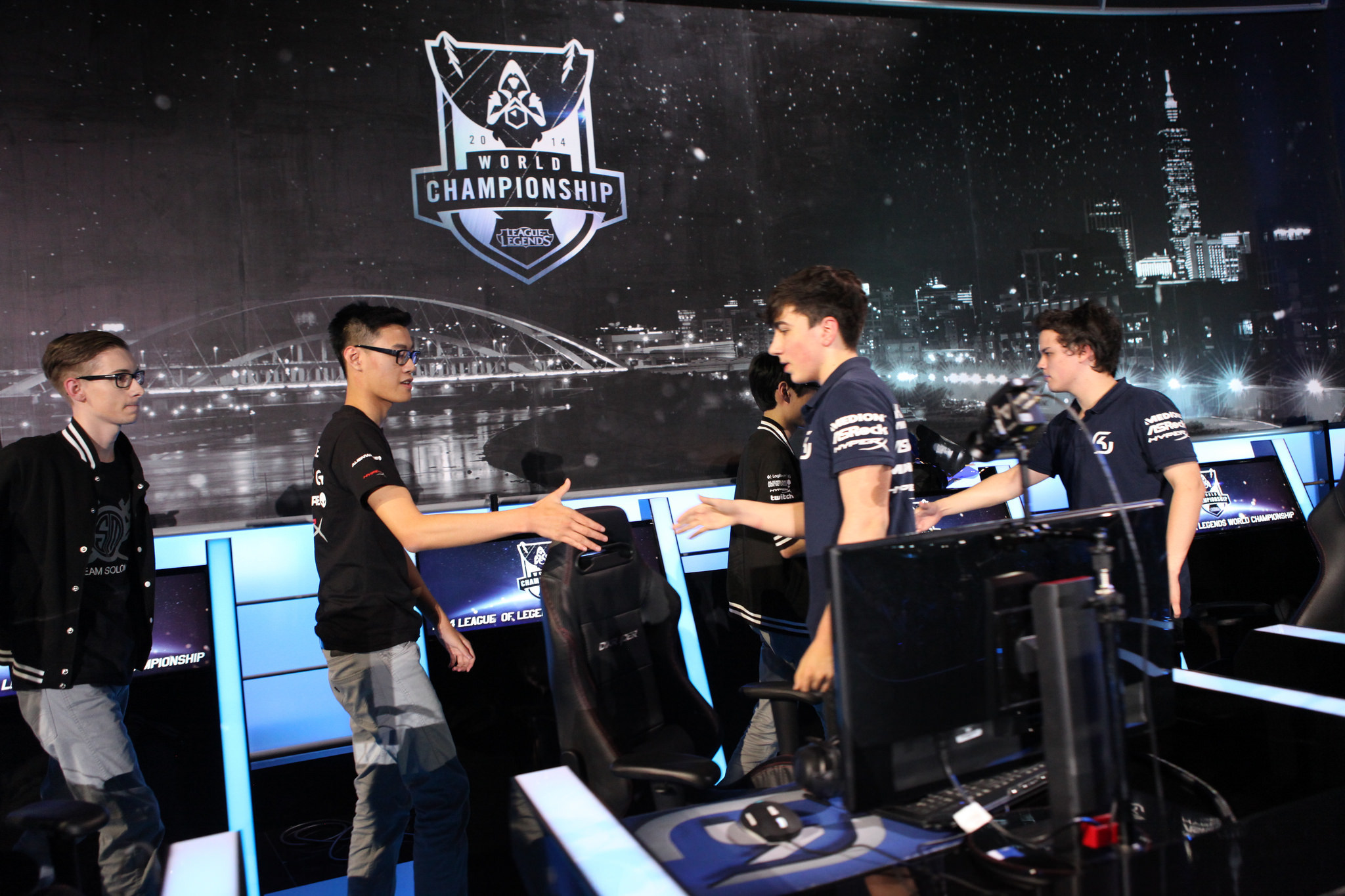 “死亡之组”实至名归:A组四队同分,将进行加赛决出名次。