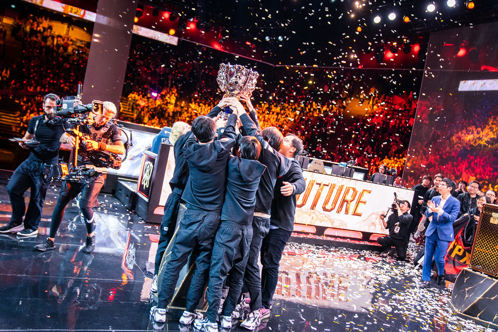 决胜巅峰》入选电竞世界杯，移动电竞迈向全球赛事新纪元，月活跃用户突破1亿彰显全球影响力